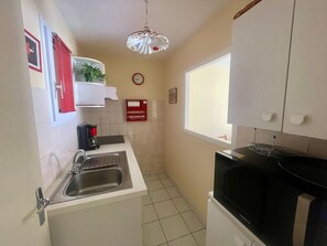 Fridge, oven, stovetop, coffee/tea maker