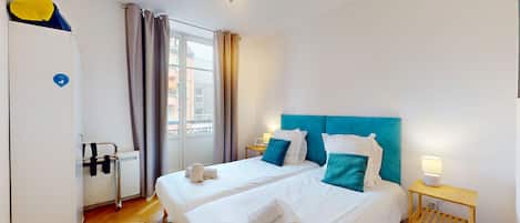 1 habitación, tabla de planchar con plancha y cuna de viaje