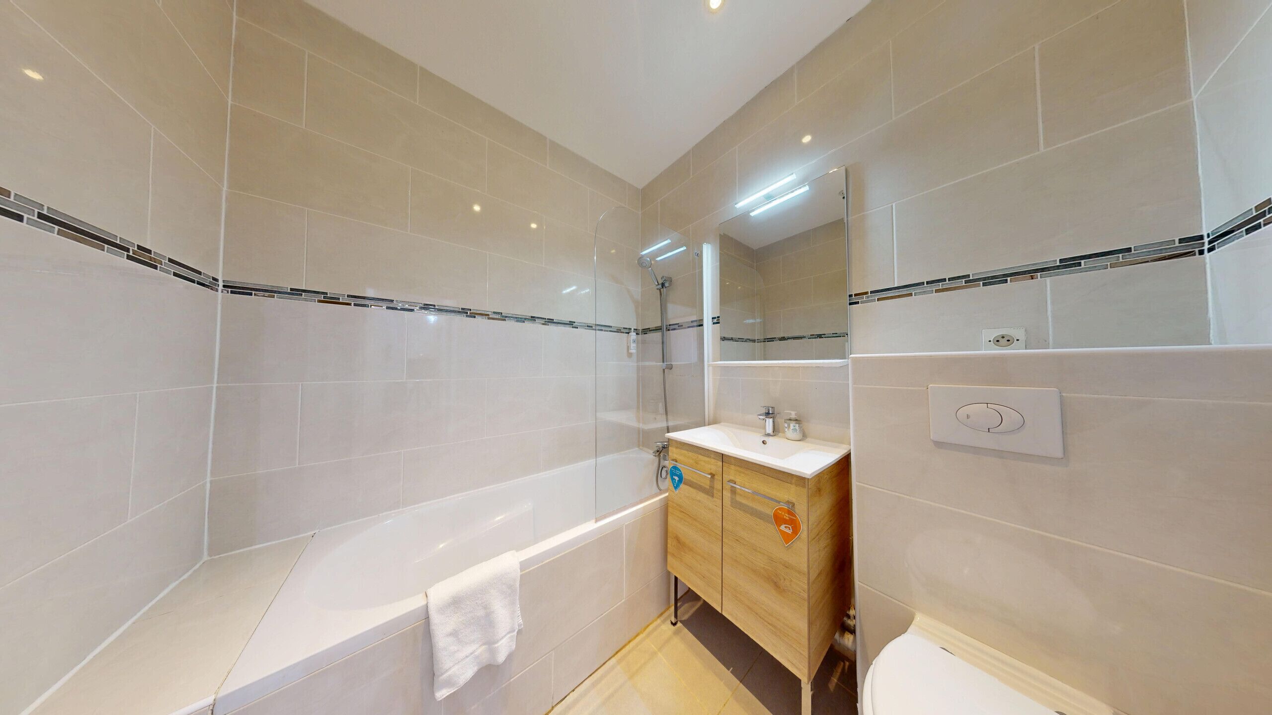 Een bad, een haardroger, handdoeken