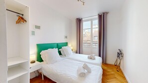 1 quarto, ferros/tábuas de passar roupa, berço de viagem