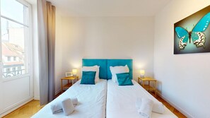 1 quarto, ferros/tábuas de passar roupa, berço de viagem