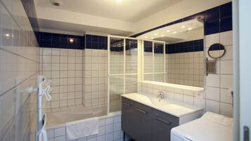 Baignoire, sèche-cheveux, serviettes fournies