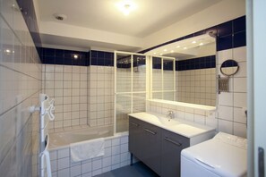 浴缸、吹风机、毛巾