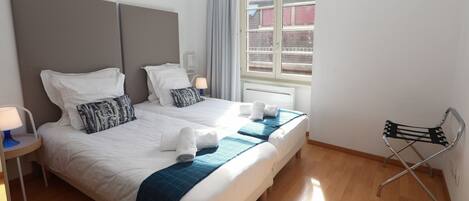 2 habitaciones, tabla de planchar con plancha y ropa de cama