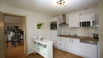 Køleskab, mikrobølgeovn, ovn, kogeplade