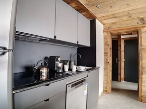 Fridge, oven, dishwasher, coffee/tea maker - Renovated 36m² apartment, ski-in/out, south-facing balcony (Les Menuires)
