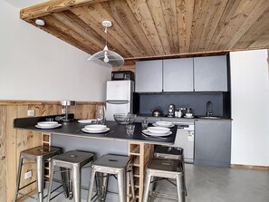Kühlschrank, Ofen, Geschirrspüler, Wasserkocher mit Kaffee-/Teezubehör
