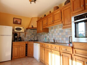 Fridge, microwave, dishwasher, highchair - Charming stone house, enclosed garden, pets allowed (Orval sur Sienne)