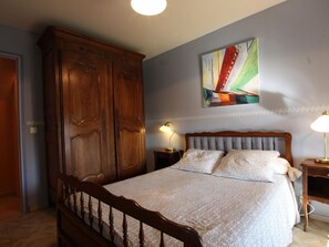 4 bedrooms, free WiFi - Charming stone house, enclosed garden, pets allowed (Orval sur Sienne)