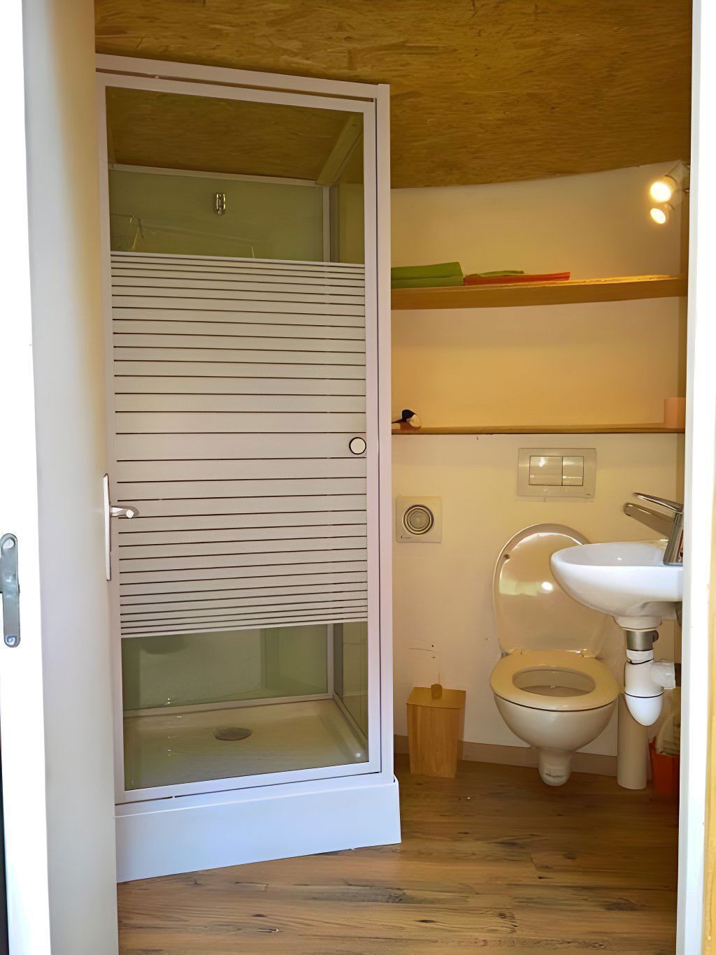Douche, serviettes fournies