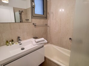 Baignoire, articles de toilette gratuits, sèche-cheveux, chaussons