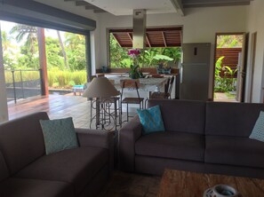 TV connectée, lecteur de DVD, livres