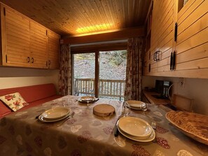 Interior - Cozy Mountain Studio, Sleeps 4, Near Ski Lifts & Shops, Méribel (Méribel)