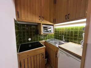 Refrigerador, parrilla de estufa, cafetera y tetera y tostadora 