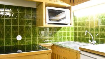 Refrigerador, parrilla de estufa, cafetera y tetera y tostadora