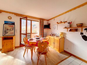 Dining - Functional studio at the foot of the slopes with balcony (Les Menuires)