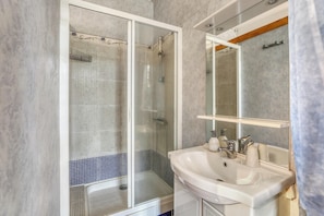 Bathtub - Homerez - Spacious House - Marcellus - 400 m² - Garden (Marcellus)