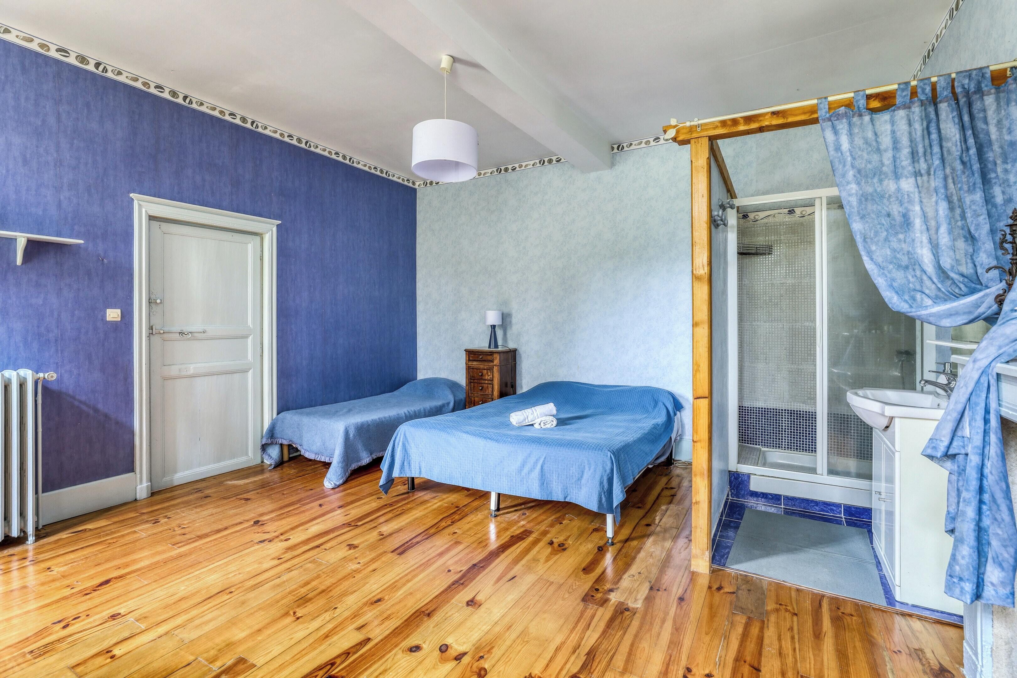 5 bedrooms, iron/ironing board, Internet