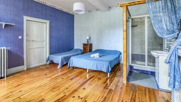 5 bedrooms, iron/ironing board, Internet