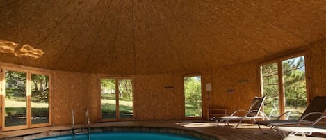 La piscine chauffée, couverte par une yourte géante...