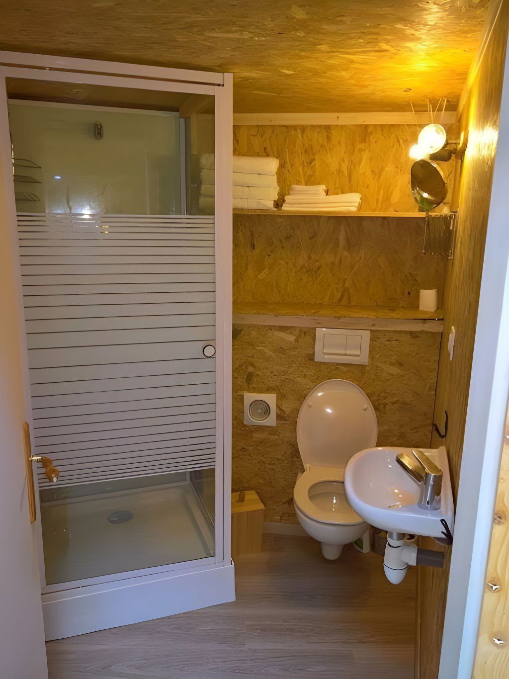 Een douche, handdoeken