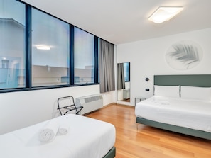 Habitació triple estàndard | Caixa forta a l'habitació, escriptori i habitacions insonoritzades