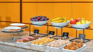 Tägliches Frühstücksbuffet (9.50 EUR pro Person)