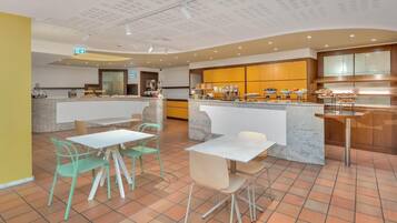 Tägliches Frühstücksbuffet (9.50 EUR pro Person)