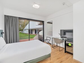 Cofres nos quartos, escrivaninha, quartos à prova de som