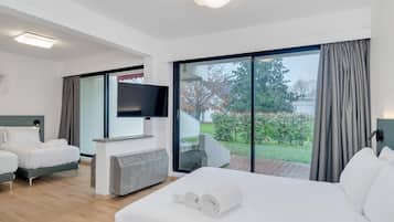 Standard-Vierbettzimmer | Zimmersafe, Schreibtisch, schallisolierte Zimmer, kostenloses WLAN