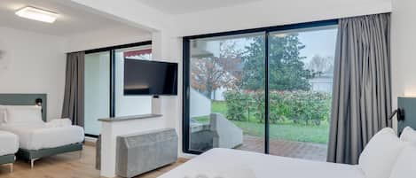 Habitación cuádruple estándar | Caja de seguridad en la habitación, escritorio y insonorización