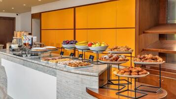 Tägliches Frühstücksbuffet (9.50 EUR pro Person)