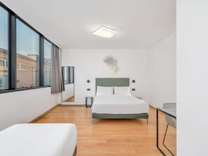 Standard Triple Room | In-room safe, desk, soundproofing, free WiFi - B&B Hotel Alba (Alba)