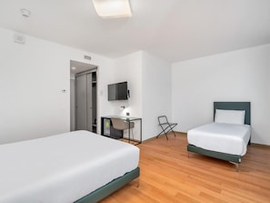 خزنة داخل الغرفة ومكتب وتجهيزات عازلة للصوت وواي فاي مجانًا