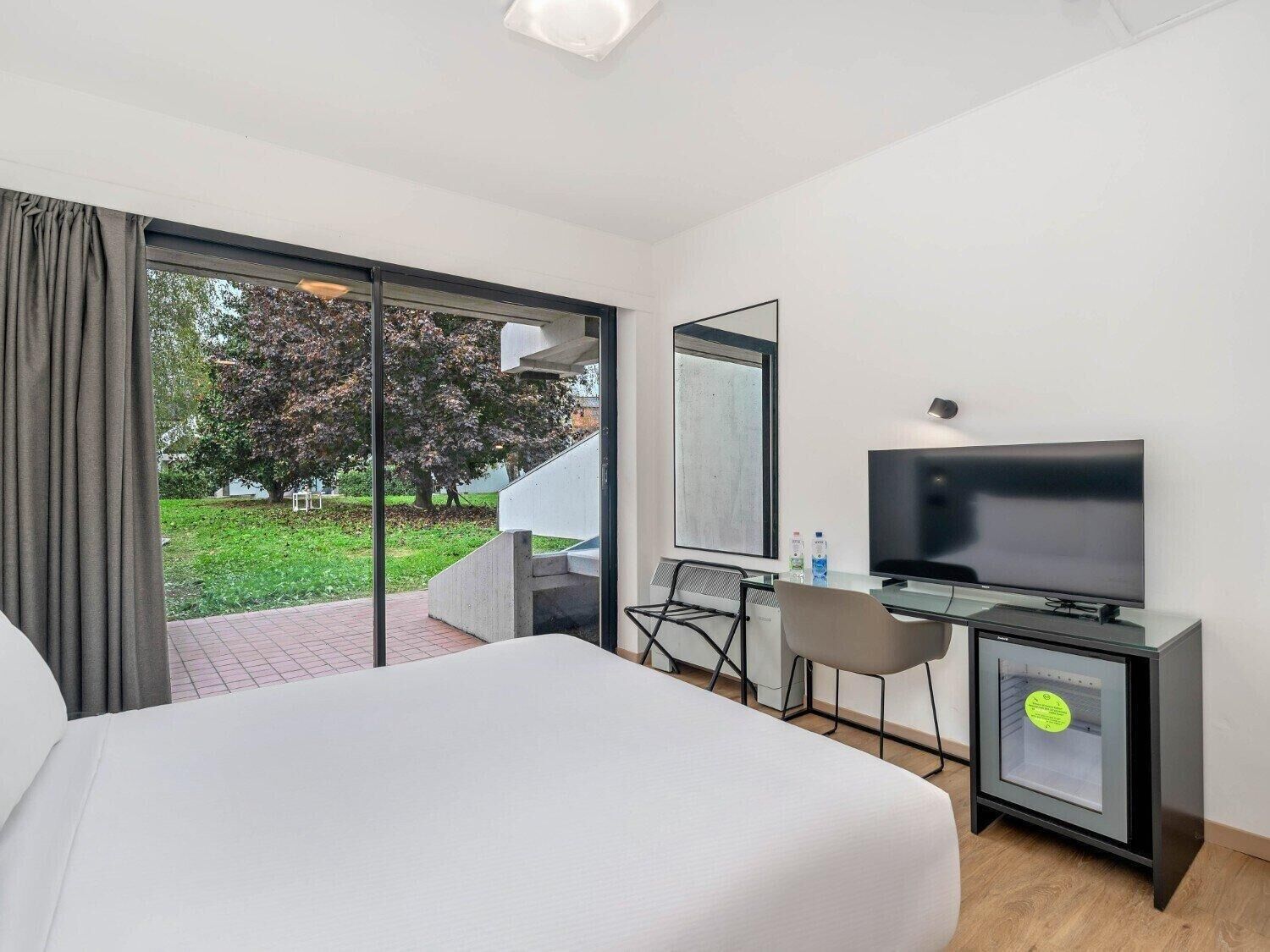 Superior Tek Büyük Yataklı Oda | Odada kasa, masa, ses yalıtımı, ücretsiz kablosuz İnternet 