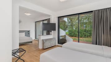 Standard Quadruple Room | Peti besi dalam bilik, meja, kalis bunyi, Wi-fi percuma