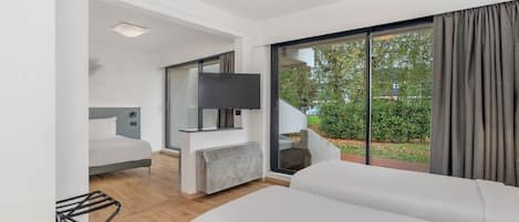 Standard-Vierbettzimmer | Zimmersafe, Schreibtisch, schallisolierte Zimmer, kostenloses WLAN