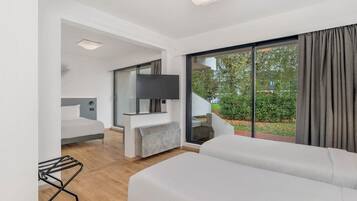 خزنة داخل الغرفة ومكتب وتجهيزات عازلة للصوت وواي فاي مجانًا