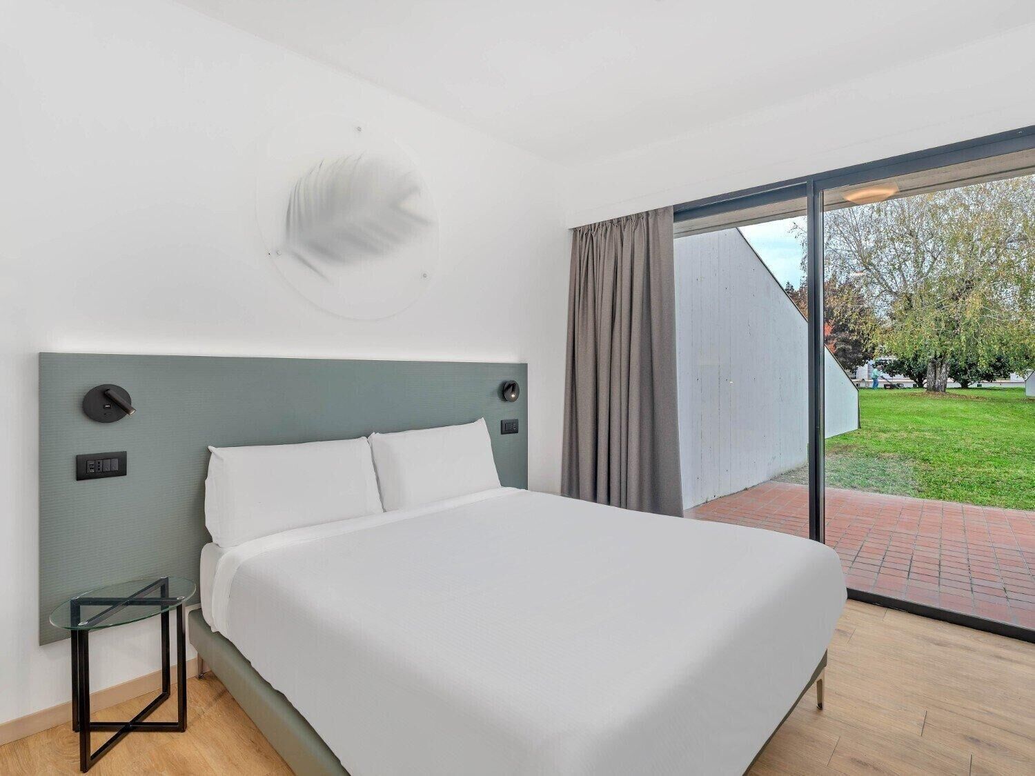 Habitación doble estándar | Caja de seguridad en la habitación, escritorio y insonorización 