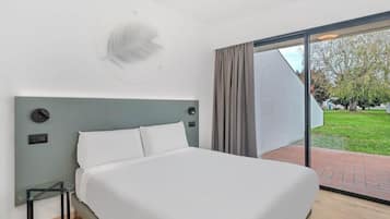 Habitación doble estándar | Caja de seguridad en la habitación, escritorio y insonorización