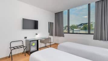 Twin Room, 2 Katil Bujang (Single), Non Smoking | Peti besi dalam bilik, meja, kalis bunyi, Wi-fi percuma