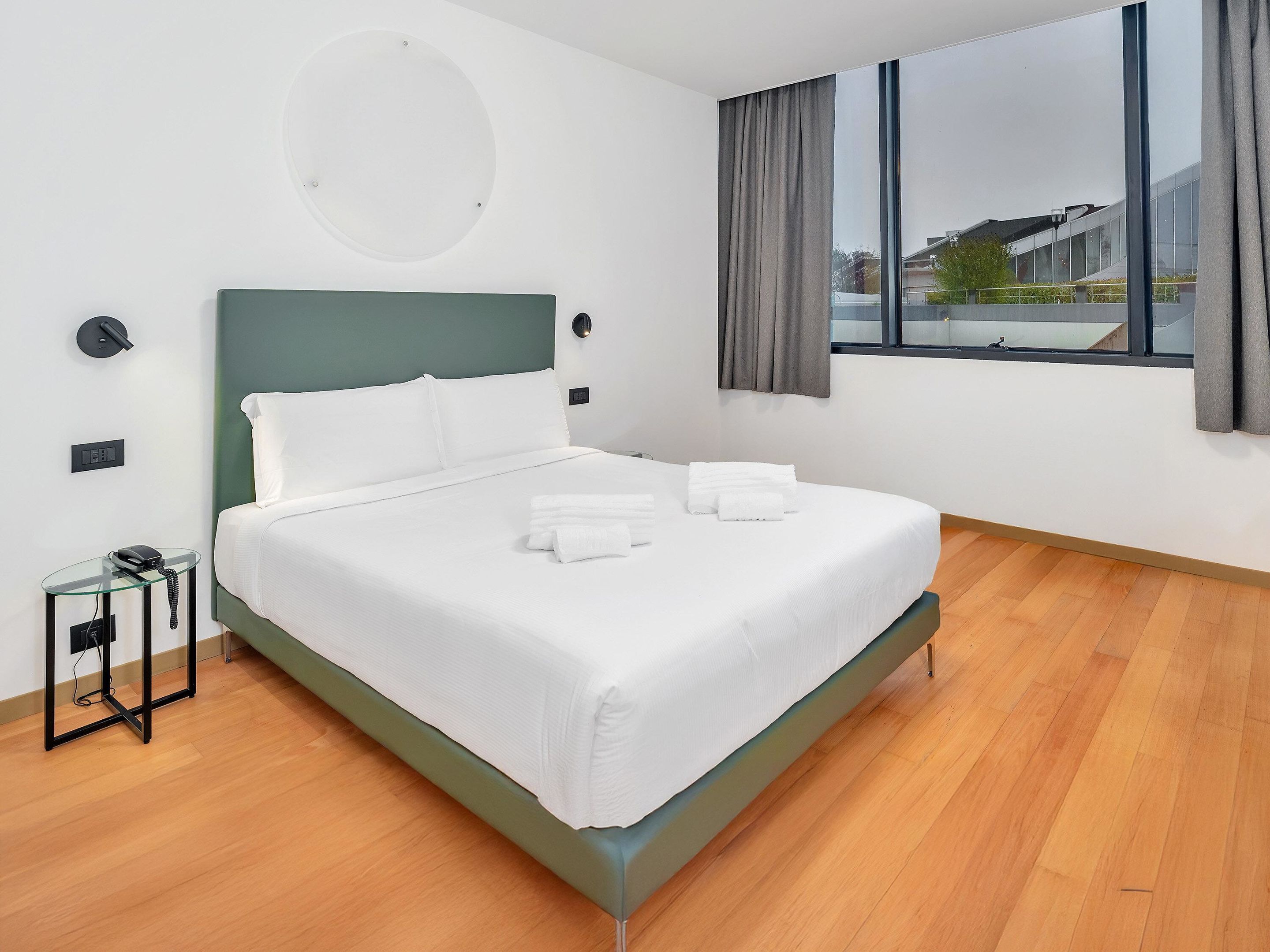 Caja de seguridad en la habitación y escritorio 