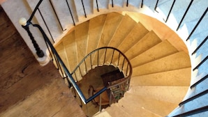 A spiral staircase with a metal railing and wooden steps. - Homerez - House in Éringes, parking included (Éringes)