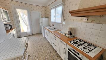 Een koelkast, een microgolfoven, een oven, een kookplaat