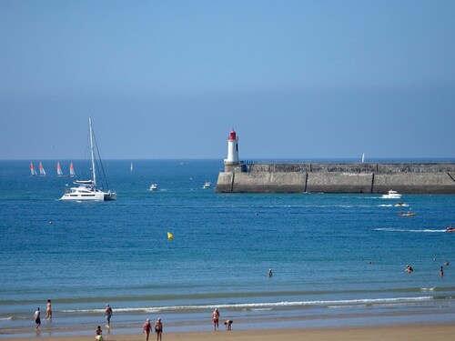 Charming 2-Bedroom House with Sunny Garden, Near Beach and Shops