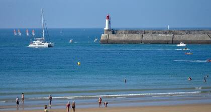 Charming 2-Bedroom House with Sunny Garden, Near Beach and Shops