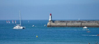 Charming 2-Bedroom House with Sunny Garden, Near Beach and Shops