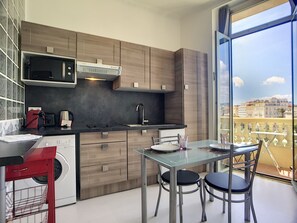 Kühlschrank, Mikrowelle, Wasserkocher mit Kaffee-/Teezubehör
