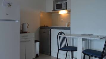 Réfrigérateur, micro-ondes, lave-vaisselle, cafetière/bouilloire