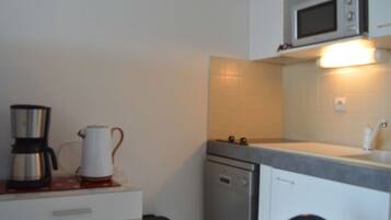 Réfrigérateur, micro-ondes, lave-vaisselle, cafetière/bouilloire